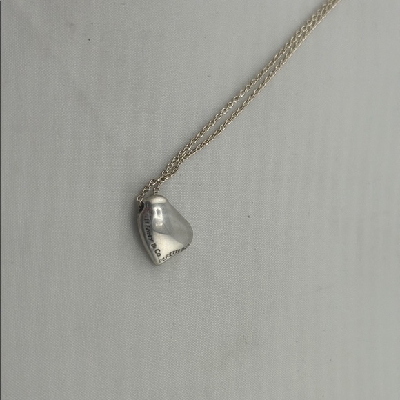 Tiffany & Co 9.25 S. Silver Heart Necklace - Picture 4 of 5